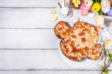 İtalyan Paskalya Pastası, Kolombiya di Pasqua, tatlı tatlı güvercin şekilli sünger kek jöleli fındık ve meyveli, bayram süslemeli beyaz Paskalya bayramında doldurulmuş meyveli ekmek.