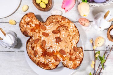 İtalyan Paskalya Pastası, Kolombiya di Pasqua, tatlı tatlı güvercin şekilli sünger kek jöleli fındık ve meyveli, bayram süslemeli beyaz Paskalya bayramında doldurulmuş meyveli ekmek.