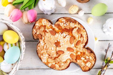 İtalyan Paskalya Pastası, Kolombiya di Pasqua, tatlı tatlı güvercin şekilli sünger kek jöleli fındık ve meyveli, bayram süslemeli beyaz Paskalya bayramında doldurulmuş meyveli ekmek.