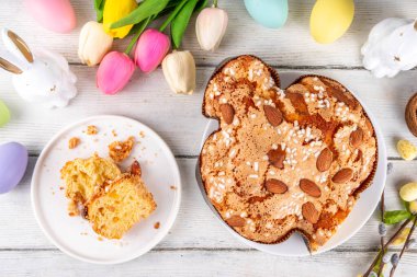 İtalyan Paskalya Pastası, Kolombiya di Pasqua, tatlı tatlı güvercin şekilli sünger kek jöleli fındık ve meyveli, bayram süslemeli beyaz Paskalya bayramında doldurulmuş meyveli ekmek.