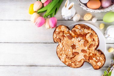 İtalyan Paskalya Pastası, Kolombiya di Pasqua, tatlı tatlı güvercin şekilli sünger kek jöleli fındık ve meyveli, bayram süslemeli beyaz Paskalya bayramında doldurulmuş meyveli ekmek.