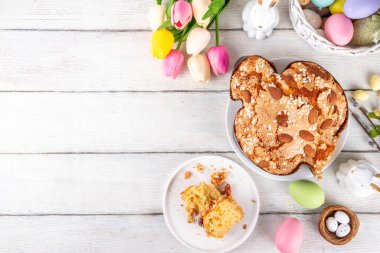 İtalyan Paskalya Pastası, Kolombiya di Pasqua, tatlı tatlı güvercin şekilli sünger kek jöleli fındık ve meyveli, bayram süslemeli beyaz Paskalya bayramında doldurulmuş meyveli ekmek.