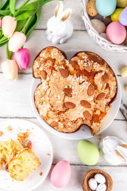 İtalyan Paskalya Pastası, Kolombiya di Pasqua, tatlı tatlı güvercin şekilli sünger kek jöleli fındık ve meyveli, bayram süslemeli beyaz Paskalya bayramında doldurulmuş meyveli ekmek.