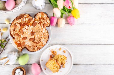 İtalyan Paskalya Pastası, Kolombiya di Pasqua, tatlı tatlı güvercin şekilli sünger kek jöleli fındık ve meyveli, bayram süslemeli beyaz Paskalya bayramında doldurulmuş meyveli ekmek.