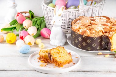 İtalyan Paskalya Pastası, Kolombiya di Pasqua, tatlı tatlı güvercin şekilli sünger kek jöleli fındık ve meyveli, bayram süslemeli beyaz Paskalya bayramında doldurulmuş meyveli ekmek.