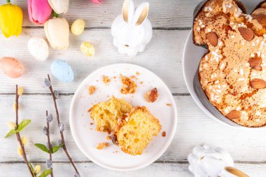 İtalyan Paskalya Pastası, Kolombiya di Pasqua, tatlı tatlı güvercin şekilli sünger kek jöleli fındık ve meyveli, bayram süslemeli beyaz Paskalya bayramında doldurulmuş meyveli ekmek.