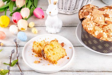 İtalyan Paskalya Pastası, Kolombiya di Pasqua, tatlı tatlı güvercin şekilli sünger kek jöleli fındık ve meyveli, bayram süslemeli beyaz Paskalya bayramında doldurulmuş meyveli ekmek.