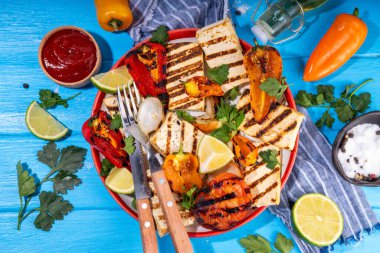 Yaz vegan barbekü tarifi. BBQ sağlıklı dengeli vejetaryen yemekleri, ızgara tofu peynirli sebzeli biftekler., 