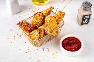 Lezzetli, taze pişmiş tavuk nugget ya da şeritli, altın mısır ekmekli, daha az yağda kızartılmış. Ev yapımı dengeli diyet fast food alternatifi