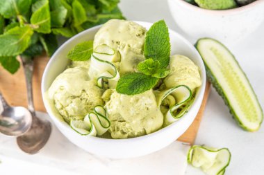 Sağlıklı vejetaryen salatalıklı dondurma, muzdan, avokadodan, salatalıktan, limondan ve naneden yapılmış vejetaryen çiğ dondurmalı dondurma.