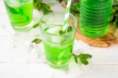 Orta Atık Limonata kokteyli, nane likörü limonata, Lübnan naneli limonata içeceği, mutfak masasında ezilmiş buz, kopyalama alanı.