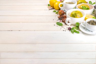 Çeşitli çay topu bombaları. Kurutulmuş çay, fincanlar, limon ve nane içeren farklı çay topları, üst görünüm kopyalama alanı. Modern çay çeşitleri