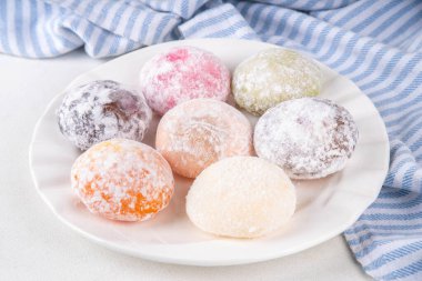 Çeşitli renklerde meyve ve böğürtlen mochi çeşitleri. Geleneksel Japon dondurması, pirinç hamurlu tatlı, kopyalama alanı.