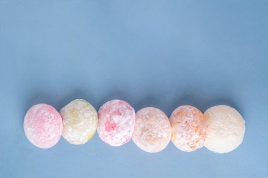 Çeşitli renklerde meyve ve böğürtlen mochi çeşitleri. Geleneksel Japon dondurması, pirinç hamurlu tatlı, kopyalama alanı.