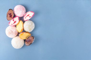 Çeşitli renklerde meyve ve böğürtlen mochi çeşitleri. Geleneksel Japon dondurması, pirinç hamurlu tatlı, kopyalama alanı.