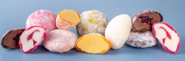 Çeşitli renklerde meyve ve böğürtlen mochi çeşitleri. Geleneksel Japon dondurması, pirinç hamurlu tatlı, kopyalama alanı.