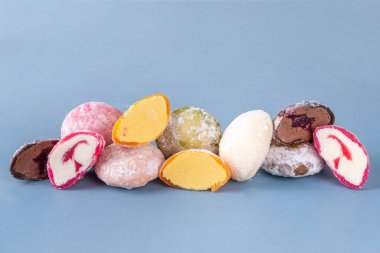 Çeşitli renklerde meyve ve böğürtlen mochi çeşitleri. Geleneksel Japon dondurması, pirinç hamurlu tatlı, kopyalama alanı.