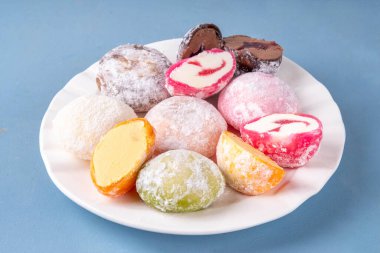 Çeşitli renklerde meyve ve böğürtlen mochi çeşitleri. Geleneksel Japon dondurması, pirinç hamurlu tatlı, kopyalama alanı.