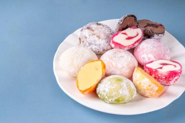 Çeşitli renklerde meyve ve böğürtlen mochi çeşitleri. Geleneksel Japon dondurması, pirinç hamurlu tatlı, kopyalama alanı.