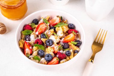 Virüslü, taze dutlu gözleme, yaz tatlı kahvaltı ya da öğle yemeği tarifi fikri, pudra şekeri ve bal, beyaz mutfak masasının üzerinde.