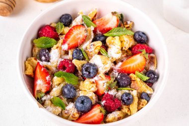 Virüslü, taze dutlu gözleme, yaz tatlı kahvaltı ya da öğle yemeği tarifi fikri, pudra şekeri ve bal, beyaz mutfak masasının üzerinde.