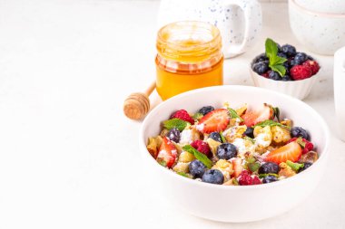 Virüslü, taze dutlu gözleme, yaz tatlı kahvaltı ya da öğle yemeği tarifi fikri, pudra şekeri ve bal, beyaz mutfak masasının üzerinde.