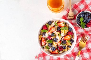 Virüslü, taze dutlu gözleme, yaz tatlı kahvaltı ya da öğle yemeği tarifi fikri, pudra şekeri ve bal, beyaz mutfak masasının üzerinde.