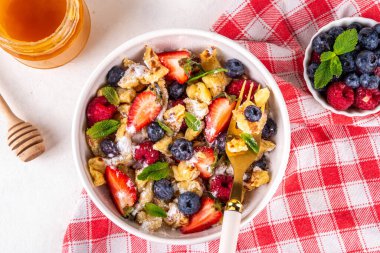 Virüslü, taze dutlu gözleme, yaz tatlı kahvaltı ya da öğle yemeği tarifi fikri, pudra şekeri ve bal, beyaz mutfak masasının üzerinde.