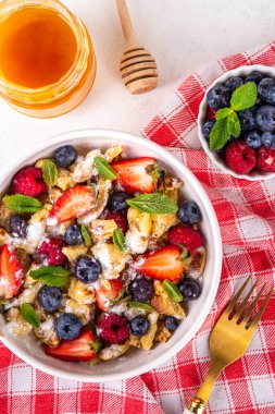 Virüslü, taze dutlu gözleme, yaz tatlı kahvaltı ya da öğle yemeği tarifi fikri, pudra şekeri ve bal, beyaz mutfak masasının üzerinde.