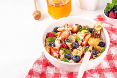 Virüslü, taze dutlu gözleme, yaz tatlı kahvaltı ya da öğle yemeği tarifi fikri, pudra şekeri ve bal, beyaz mutfak masasının üzerinde.