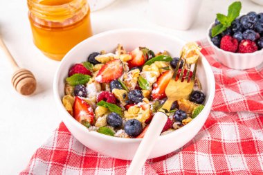 Virüslü, taze dutlu gözleme, yaz tatlı kahvaltı ya da öğle yemeği tarifi fikri, pudra şekeri ve bal, beyaz mutfak masasının üzerinde.