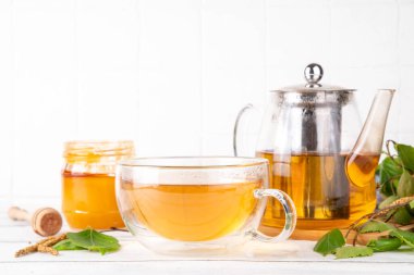 Doğal organik huş ağacı çayı. Huş ağacı küpeli bitki çayı. Yapraklar ve çiçek açan bal ve polen, organik sıcak detoks sağlıklı diyet içeceği