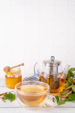 Doğal organik huş ağacı çayı. Huş ağacı küpeli bitki çayı. Yapraklar ve çiçek açan bal ve polen, organik sıcak detoks sağlıklı diyet içeceği