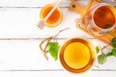 Doğal organik huş ağacı çayı. Huş ağacı küpeli bitki çayı. Yapraklar ve çiçek açan bal ve polen, organik sıcak detoks sağlıklı diyet içeceği