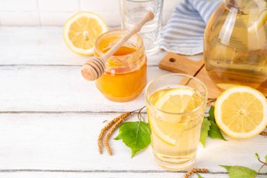 Soğuk huş ağacı çayı, huş ağacı özü bal ve limonlu yaz içeceği. Enfüzyonlu detoks içeceği