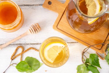 Soğuk huş ağacı çayı, huş ağacı özü bal ve limonlu yaz içeceği. Enfüzyonlu detoks içeceği