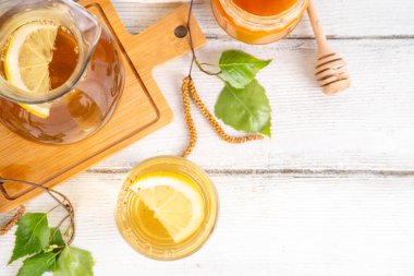 Soğuk huş ağacı çayı, huş ağacı özü bal ve limonlu yaz içeceği. Enfüzyonlu detoks içeceği