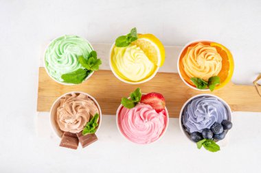 Donmuş yoğurt çeşitleri. Çikolatalı, vanilyalı, böğürtlenli, meyveli dondurma. İçinde yaban mersini, çikolata, çilek, portakal, limon, nane...