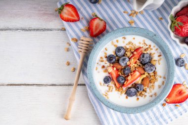 Ev yapımı tatlı kahvaltı, Granola ve böğürtlenli Yunan yoğurt kasesi