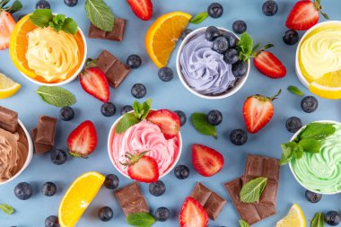 Donmuş yoğurt çeşitleri. Çikolatalı, vanilyalı, böğürtlenli, meyveli dondurma. İçinde yaban mersini, çikolata, çilek, portakal, limon, nane...