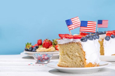  Bayrak ve böğürtlenli 4 Temmuz pastası. Ev yapımı vatansever Amerikan bayrağı çizgili vanilyalı kremalı kek, Bayram Partisi yaz tatlısı. 