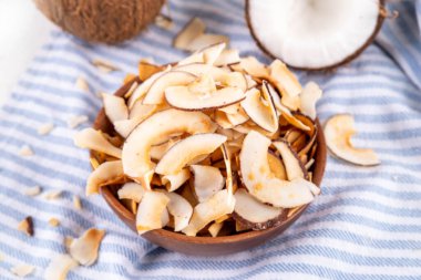 Ev yapımı hindistan cevizi cipsleri, sağlıklı organik hindistan cevizi krakerleri, keto için alternatif atıştırmalıklar, diyet yaşam tarzı, taze hindistan cevizi, kopyalama alanı.