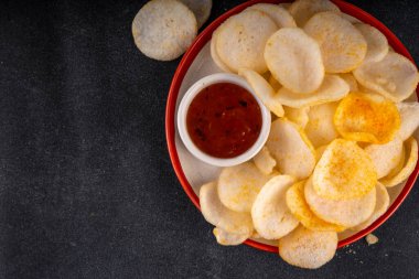 Çıtır çıtır pirinçli karides cipsi. Soslu kokulu karides krakerleri, geleneksel Asya fast food atıştırmalıkları, abur cuburlar daha sağlıklı alternatifler