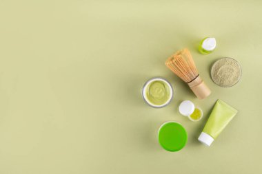 Matcha Skincare Kozmetik Arkaplanı kibrit tozu, krem, serum, yüz maskesi, fırça, toner ve nemlendirici, doğal temizlik anti-yaşlı cilt bakımı eğilimi