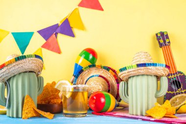 Meksika kaktüs dekoru, parti şapkası, cips, gitar ve marakas ile Cinco de Mayo tatil geçmişi. Cinco de Mayo bayram kutlama kartı, kopyalama alanı