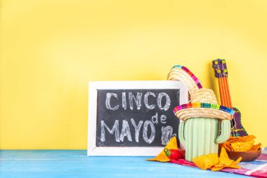 Meksika kaktüs dekoru, parti şapkası, cips, gitar ve marakas ile Cinco de Mayo tatil geçmişi. Cinco de Mayo bayram kutlama kartı, kopyalama alanı