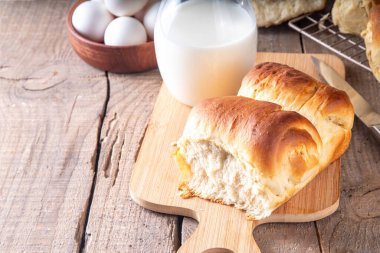 Japon ekmeği Shokupan, Hokkaido sütlü ekmek, ya da sadece pofuduk çörekler, mutfak masasında, kopyalama alanı