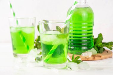 Orta Atık Limonata kokteyli, nane likörü limonata, Lübnan naneli limonata içeceği, mutfak masasında ezilmiş buz, kopyalama alanı.