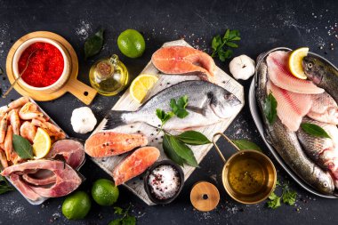 Çeşitli çiğ balıklar ve deniz ürünleri. Taze balık, karides, midye, havyar çeşitleri düzlük, balık satışı ve pazar şablonu, 