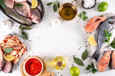 Çeşitli çiğ balıklar ve deniz ürünleri. Taze balık, karides, midye, havyar çeşitleri düzlük, balık satışı ve pazar şablonu, 